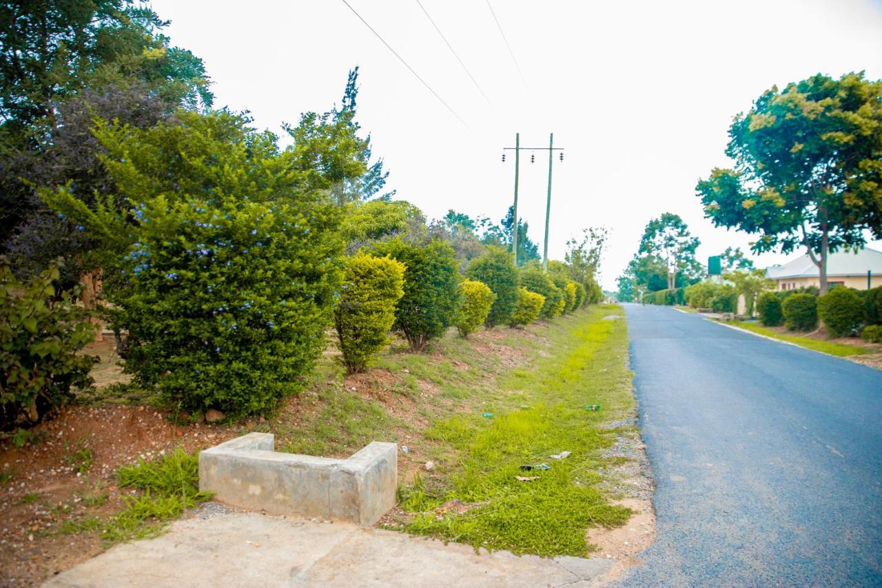 Sanctuary Aparthotel-Ac-Garden- Solar-Wi-Fi -Firepit-Park-Carport Lusaka Buitenkant foto