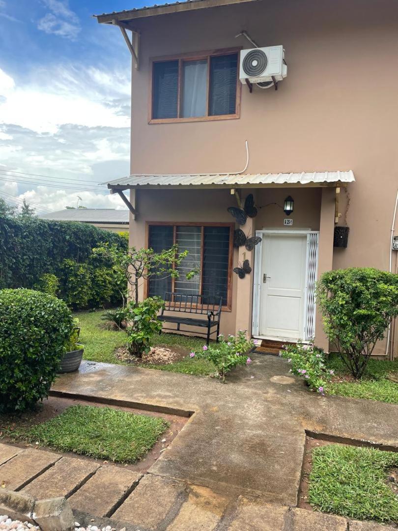Sanctuary Aparthotel-Ac-Garden- Solar-Wi-Fi -Firepit-Park-Carport Lusaka Buitenkant foto
